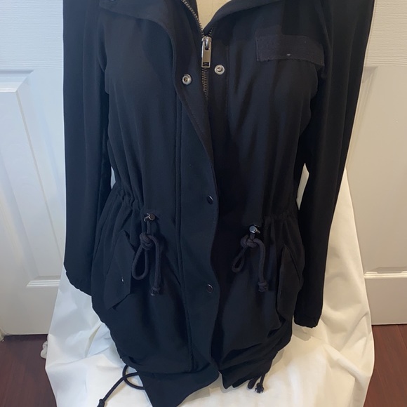 LIKE NEW lightweight black spring jacket - Picture 3 of 6